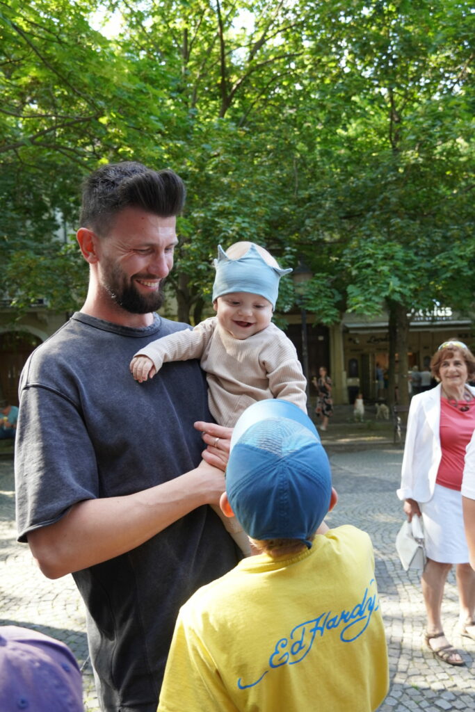 Návštevníci podujatia My sme SAV 2024 na Hviezdoslavovom námestí v Bratislave.