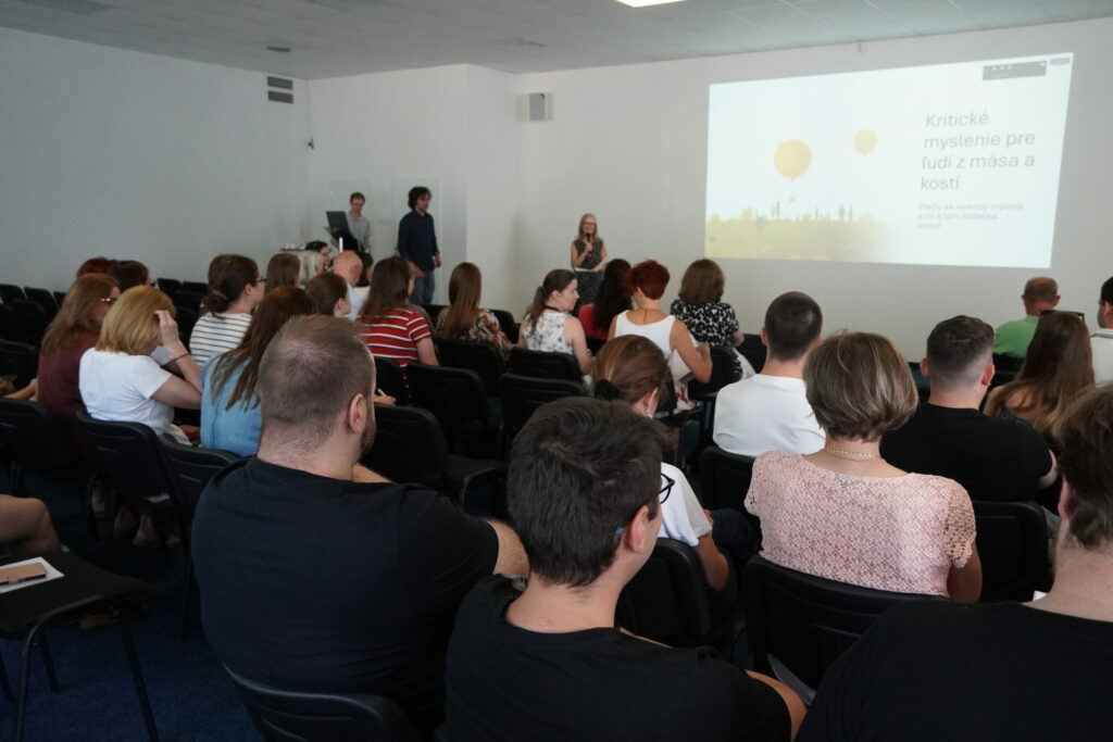 Pohľad na prednáškovú sálu Dionýza Blaškoviča pri zahájení workshopu o kritickom myslení.