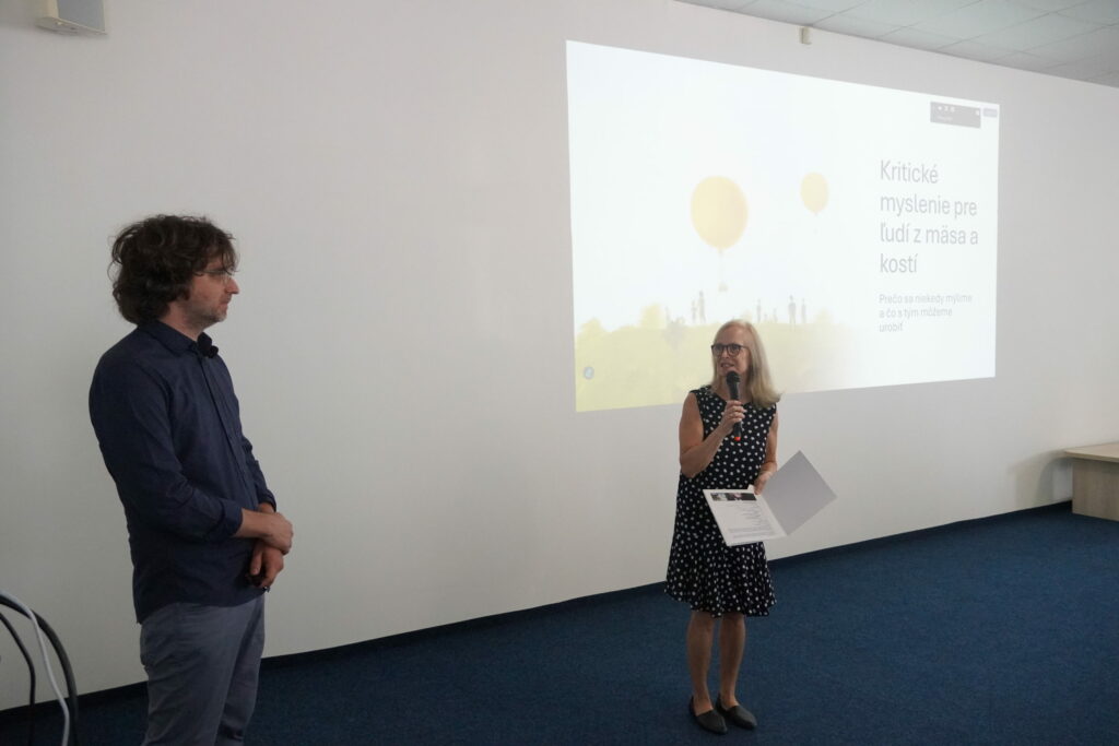 Lektor Ján Markoš a generálna riaditeľka BMC SAV, v. v. i prof. RNDr. Silvia Pastoreková, DrSc. pred prezentáciou o kritickom myslení.