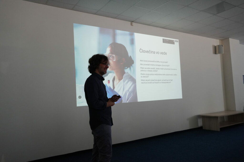 Lektor Akadémie kritického myslenia Ján Markoš pred svojou prezentáciou.