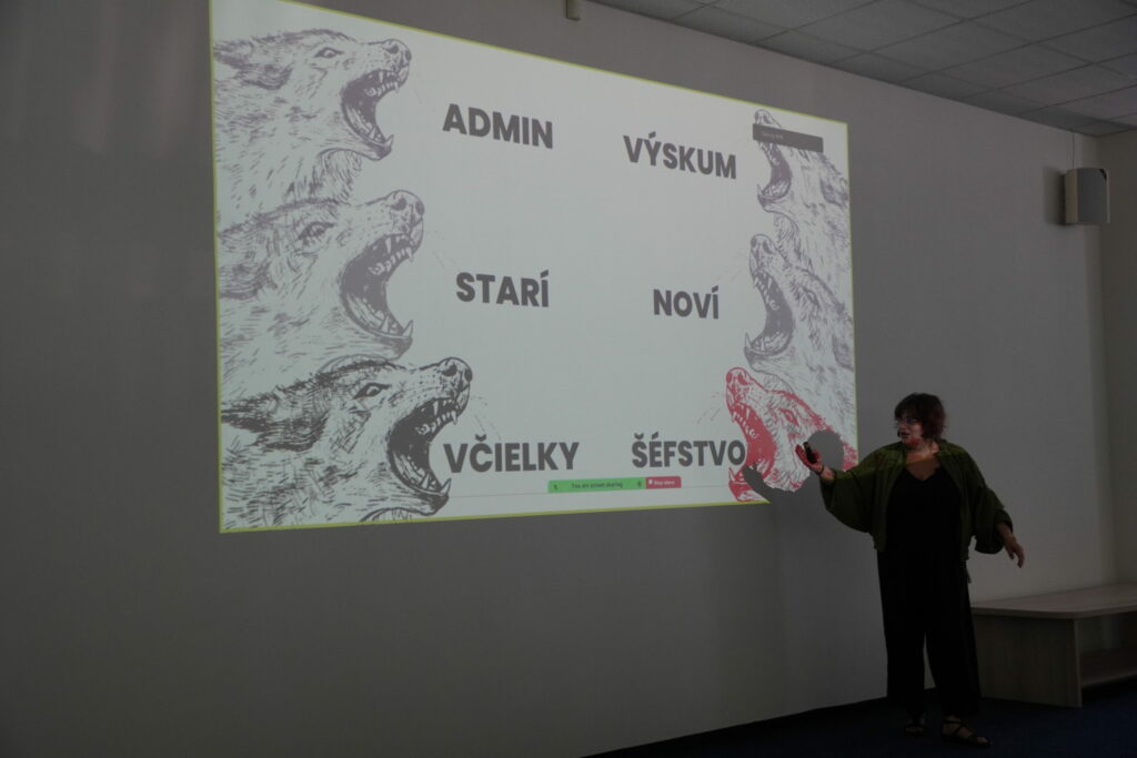 Riaditeľka Akadémie kritického myslenia Hana Skljarszka pred svojou prezentáciou o láskavej komunikácii.