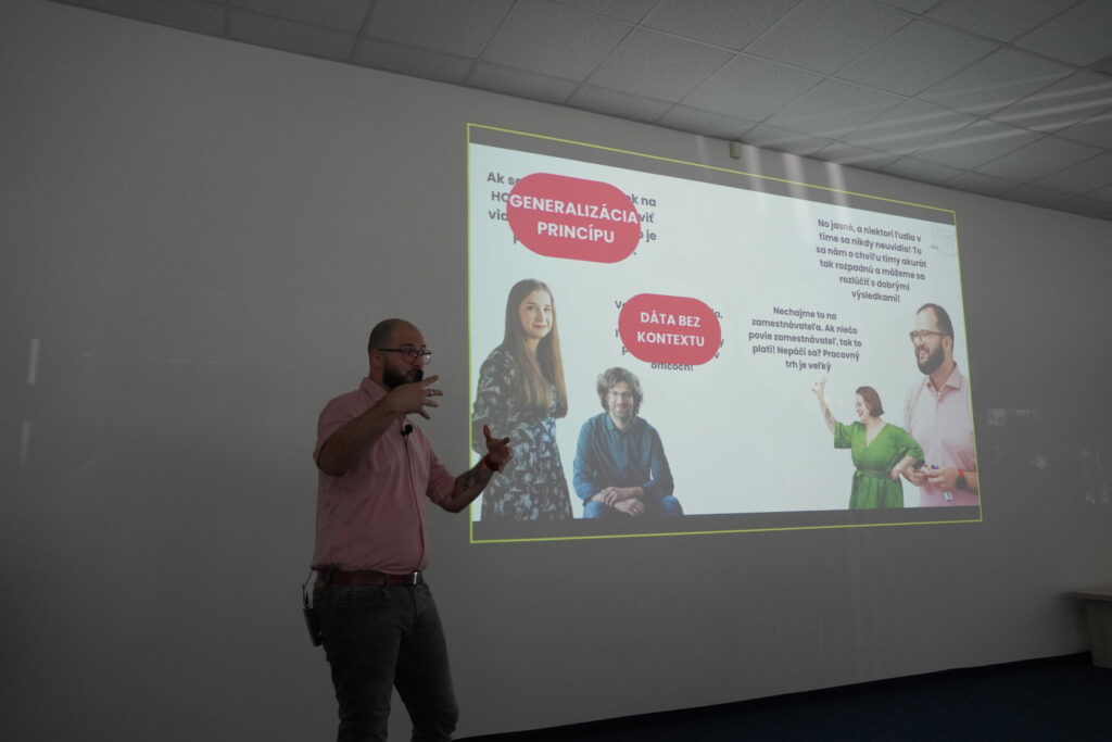 Lektor Akadémie kritického myslenia Jakub Kobela pred svojou prezentáciou o efektívnej argumentácii.