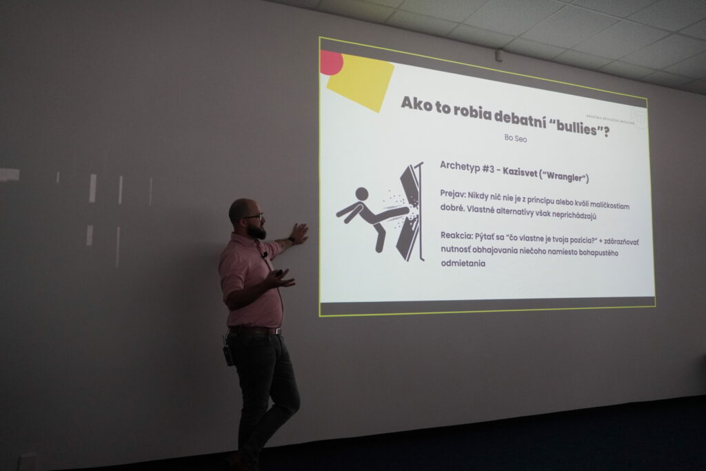 Lektor Akadémie kritického myslenia Jakub Kobela pred svojou prezentáciou o efektívnej argumentácii.