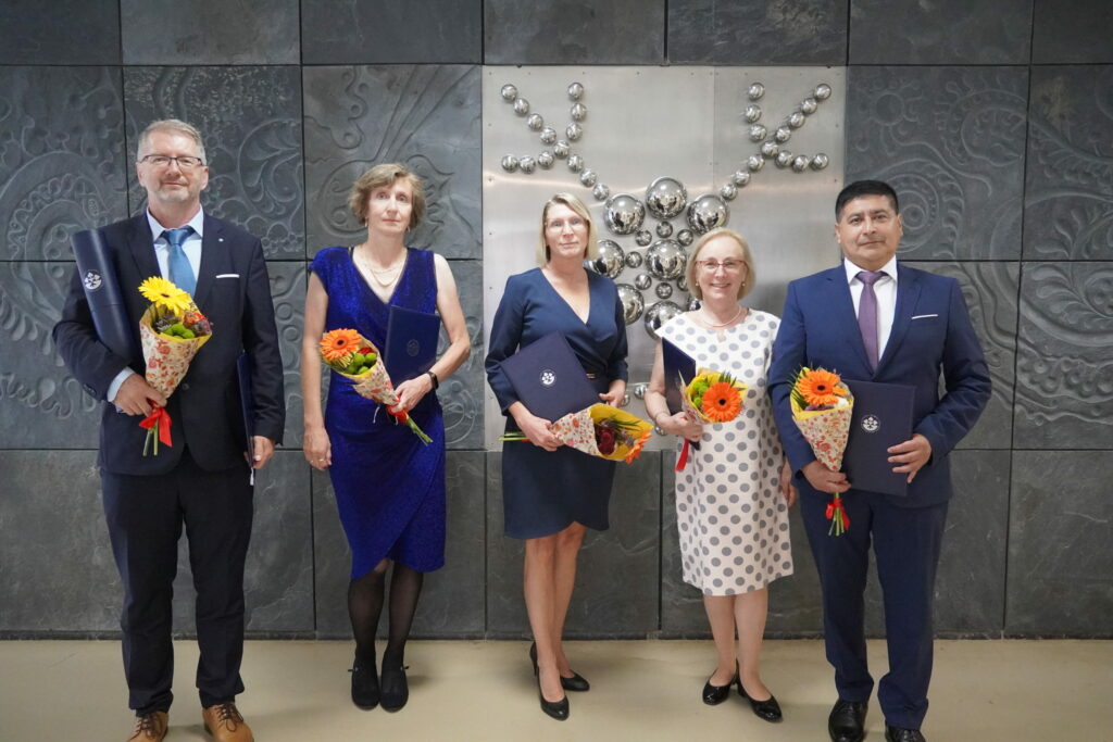 Ocenený tím Ing. Ľudovíta Škultétyho, DrSc. (vľavo) z Biomedicínskeho centra SAV, v. v. i.: Mgr. Eva Špitalská, PhD., RNDr. Zuzana Sekeyová, PhD., Ing. Katarína Palkovičová, a Mgr. Marco Quevedo Diaz, PhD..