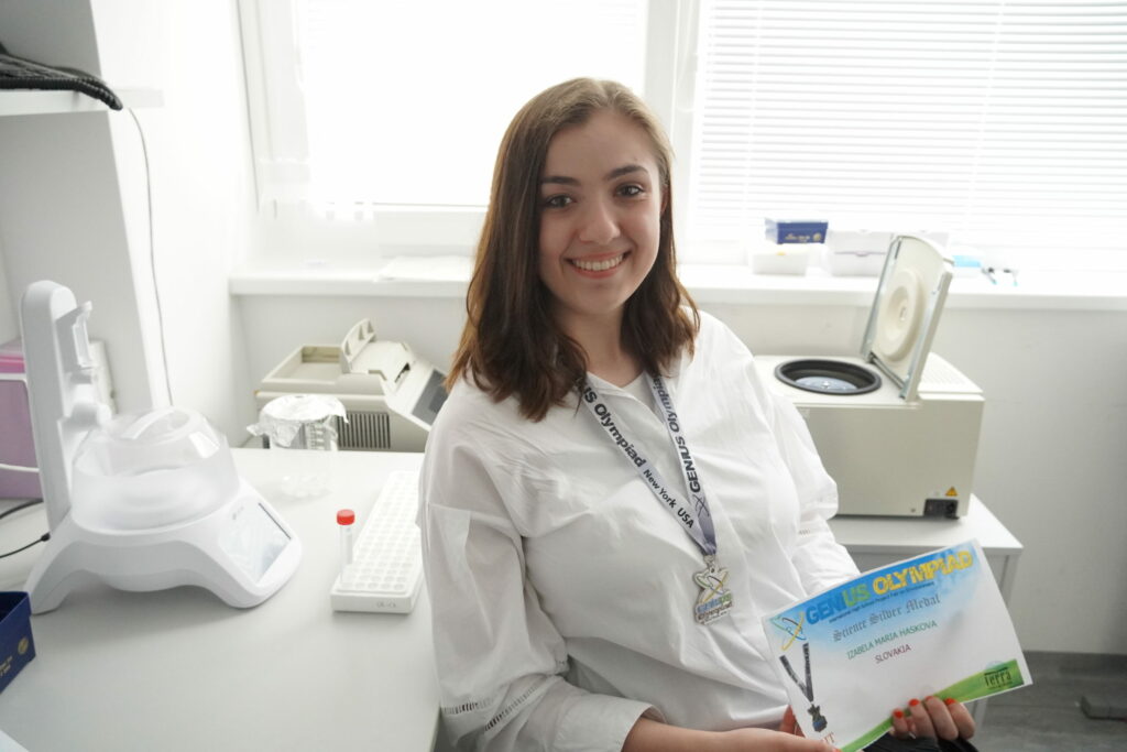 Izabela Mária Hašková, portrét v laborat...