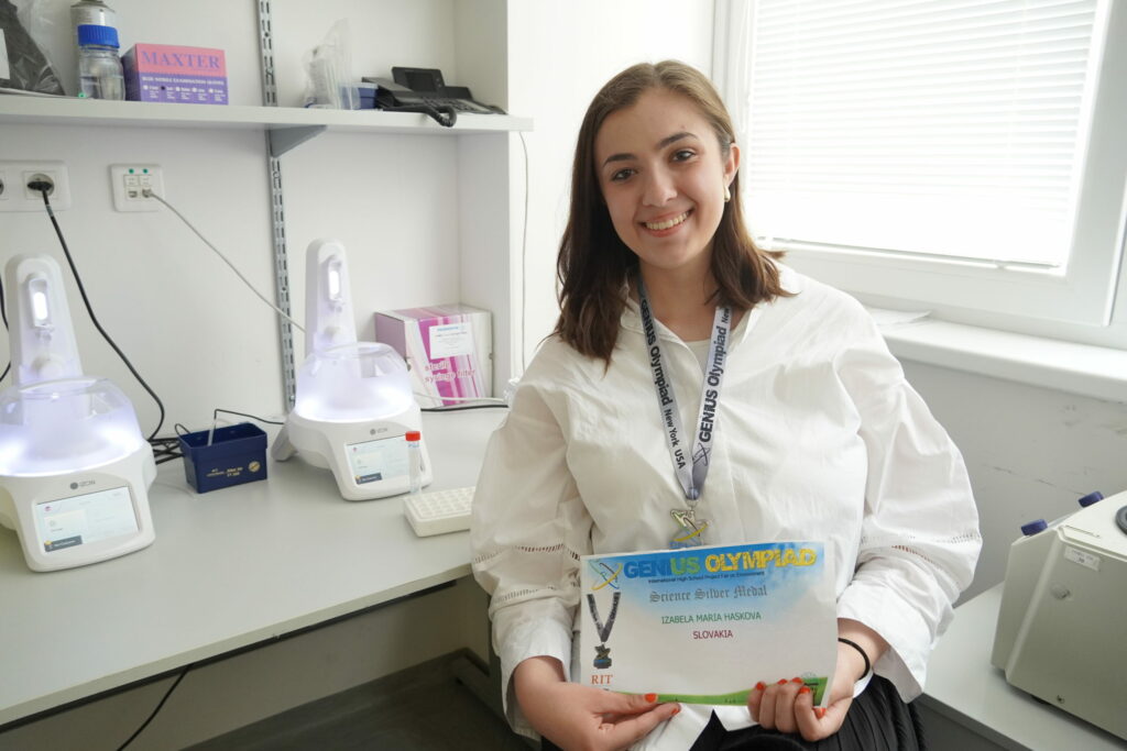 Izabela Mária Hašková, portrét v laboratóriu.