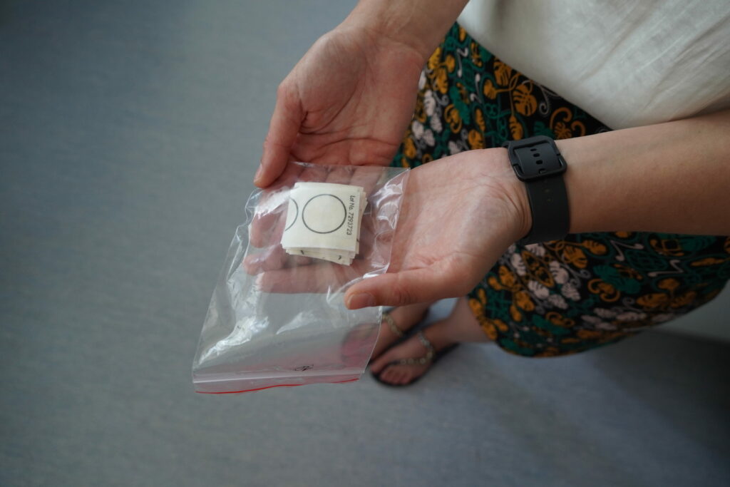 Kartička namočená v mede, ktorá je súčas...