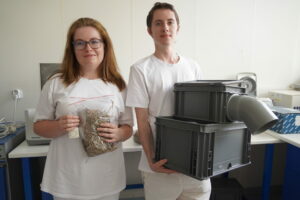 Mgr. Dominik Ontko a Mgr. Martina Melicherčíková s pascou na komáre a senom na lákanie komárích samičiek.