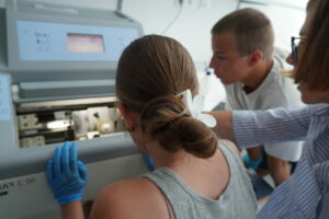 Účasníci letnej školy na oddelení neurovied pri kryostate.
