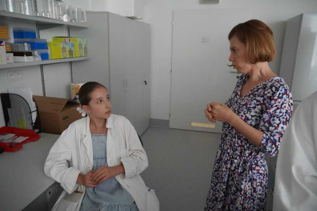 Rozhovor v laboratóriu, letná škola mladých vedcov.