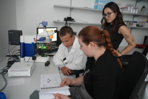 Listovanie v atlase mozgu na Letnej škole mladých vedcov na oddelení neurovied.