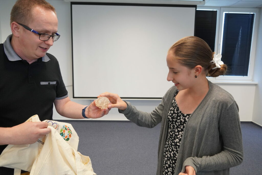 Letná škola mladých vedcov 2024. Doc. RNDr. Ján Bakoš, PhD. odovzdáva na záver účastníkom 3D mozog.