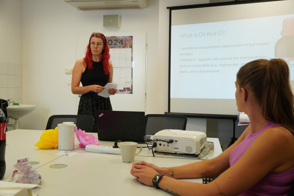 Vysvetľovanie s projektorom počas stáže študentiek na oddelení u manželov Balážovcov.