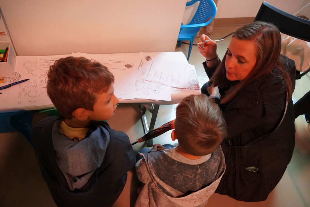 Návštevníci v stánkoch BMC SAV na Noci vedy 2024.