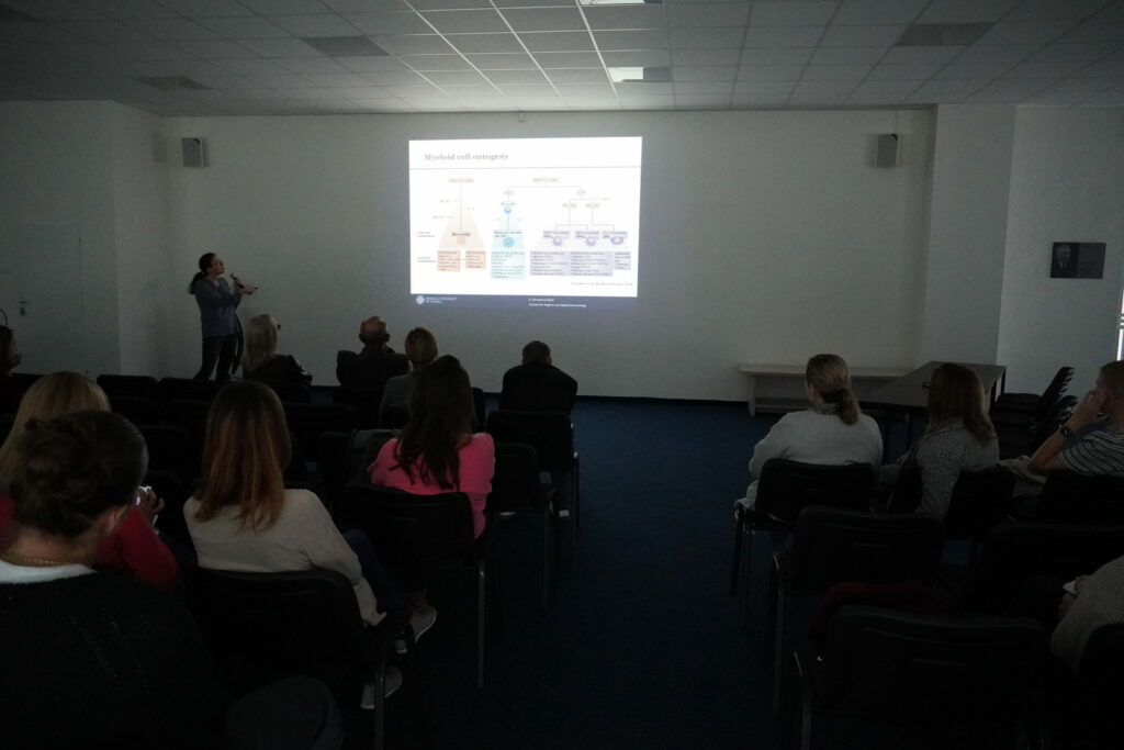 Anna Ohraďanová-Repič počas prednášky.