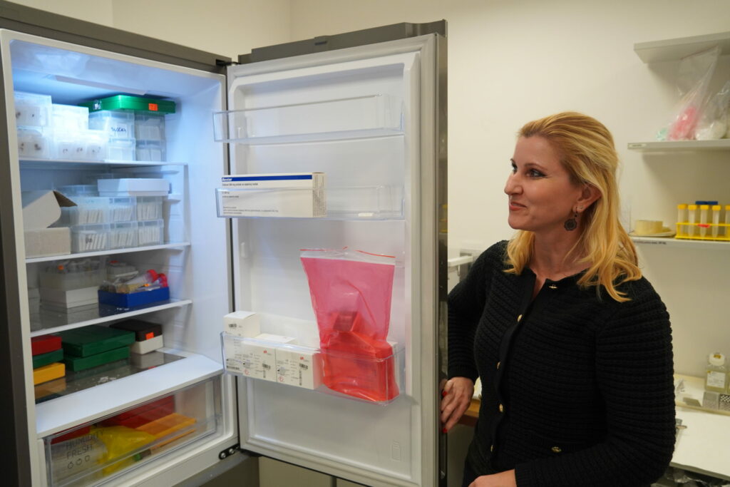 Návšteva Medzinárodného poradného zboru v BMC SAV, návšteva laboratórií. Dr. Andrea Bábelová.