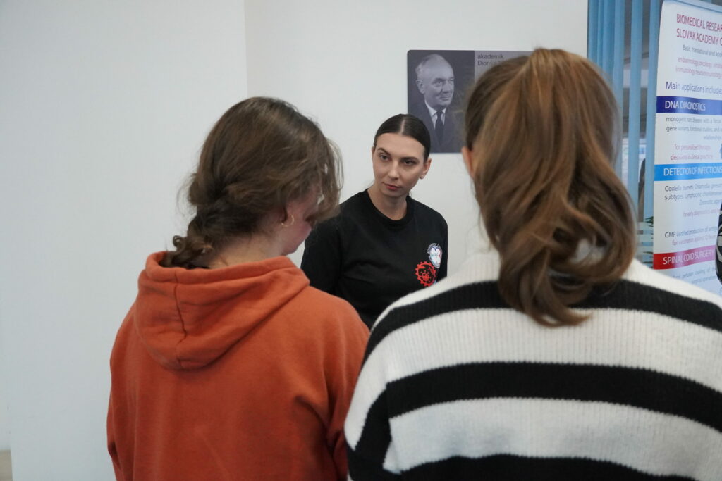 Podujatie Ako pomáha veda v praxi, voľná diskusia s vedcami po prednáškach.