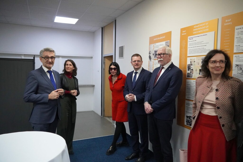 Návšteva delegácie Európskej komisie v BMC SAV. Vľavo Vladimír Šucha, vedúci zastúpenia Európskej komisie v SR, druhá zľava prof. Barbara Ukropcová, zakladateľka Centra pohybovej aktivity. Druhý sprava prof. Pavol Šajgalík predseda SAV, tretí sprava podpredseda vlády pre plán obnovy Peter Kmec.