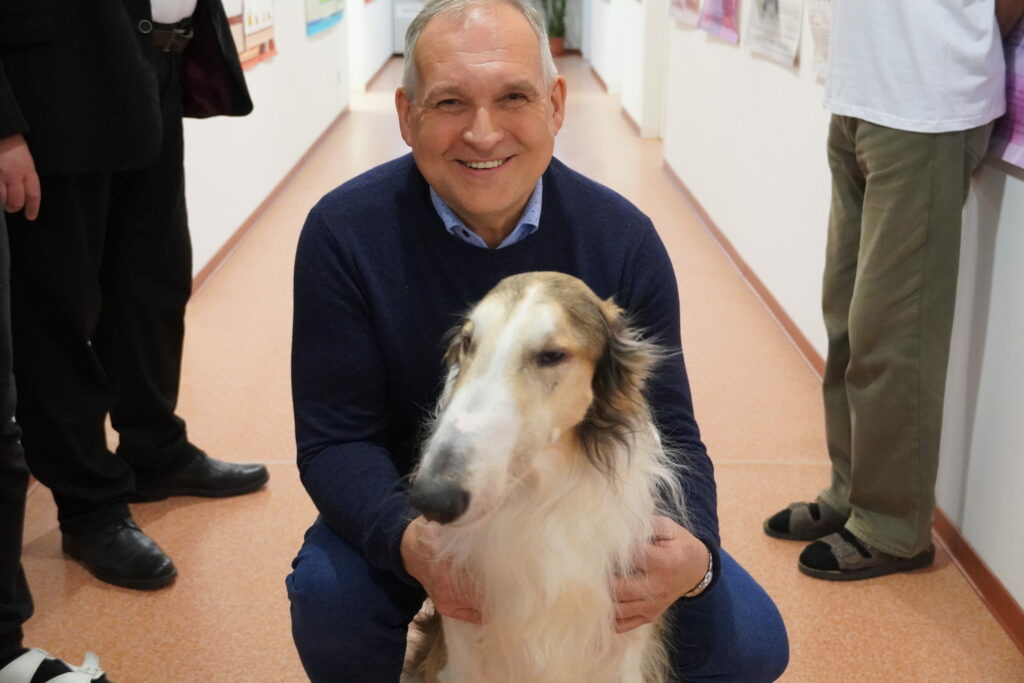 Dr. Igor Beliaev so svojím psom.