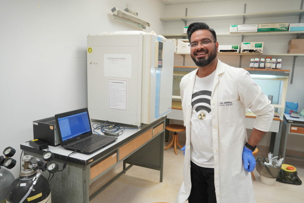 Dr. Sachin Gulati z oddelenia rádiobiológie v laboratóriu.