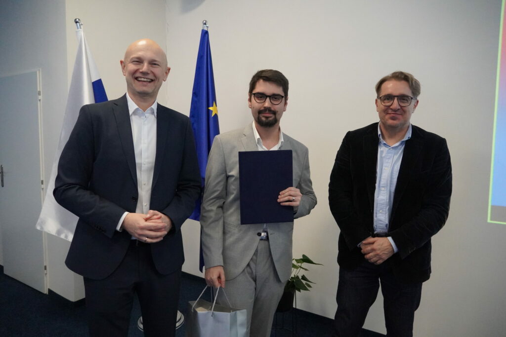 Odovzdávanie cien Talent BMC SAV 2024. Zľava Dr. Boris Klempa, Dr. Adam Achs a zástupca spoločnosti MultiplexDX Marcel Kasanický.