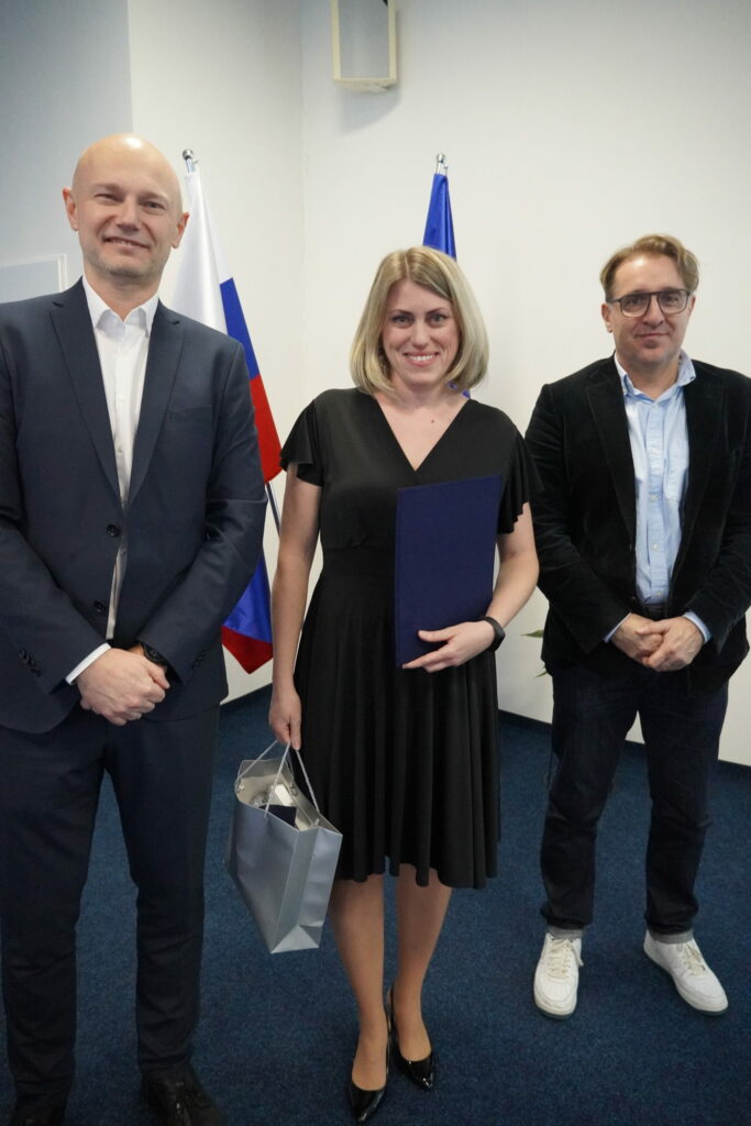 Odovzdávanie cien Talent BMC SAV 2024. Zľava Dr. Boris Klempa, Dr. Viera Horváthová Kajabová a zástupca spoločnosti MultiplexDX Marcel Kasanický.