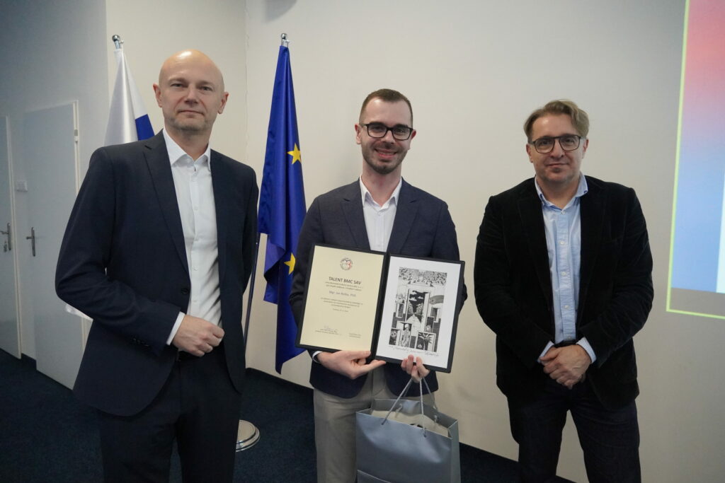 Odovzdávanie cien Talent BMC SAV 2024. Zľava Dr. Boris Klempa, Dr. Jan Roška a zástupca spoločnosti MultiplexDX Marcel Kasanický.