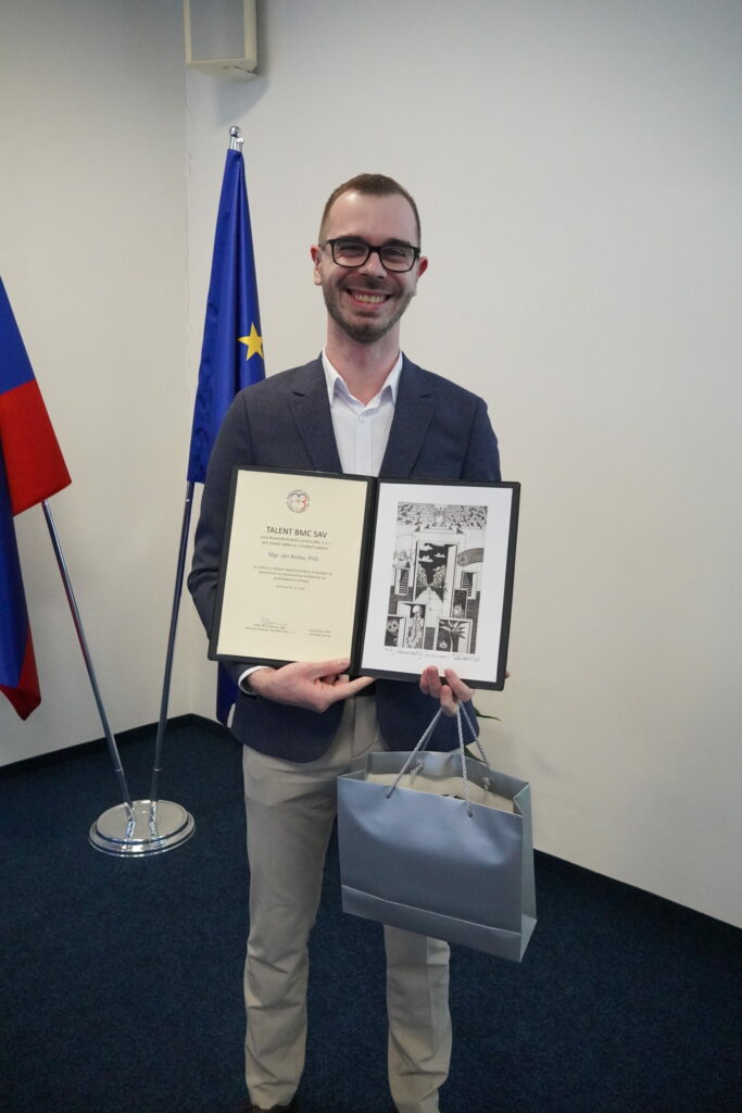Dr. Jan Roška s diplomom.