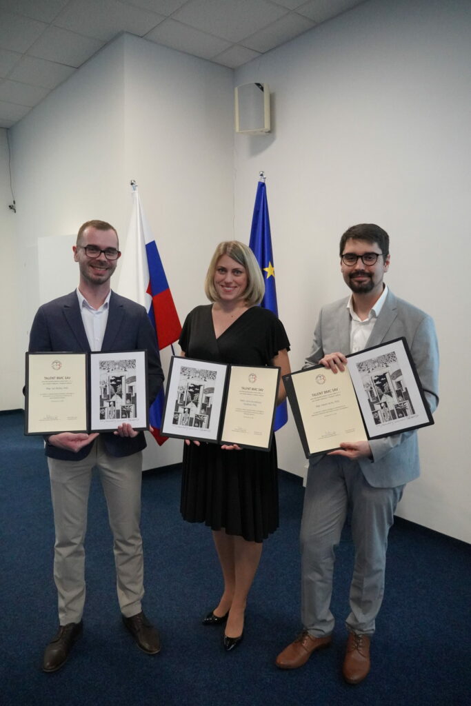 Ocenení zľava Dr. Jan Roška, Dr. Viera Horváthová Kajabová a Dr. Adam Achs.