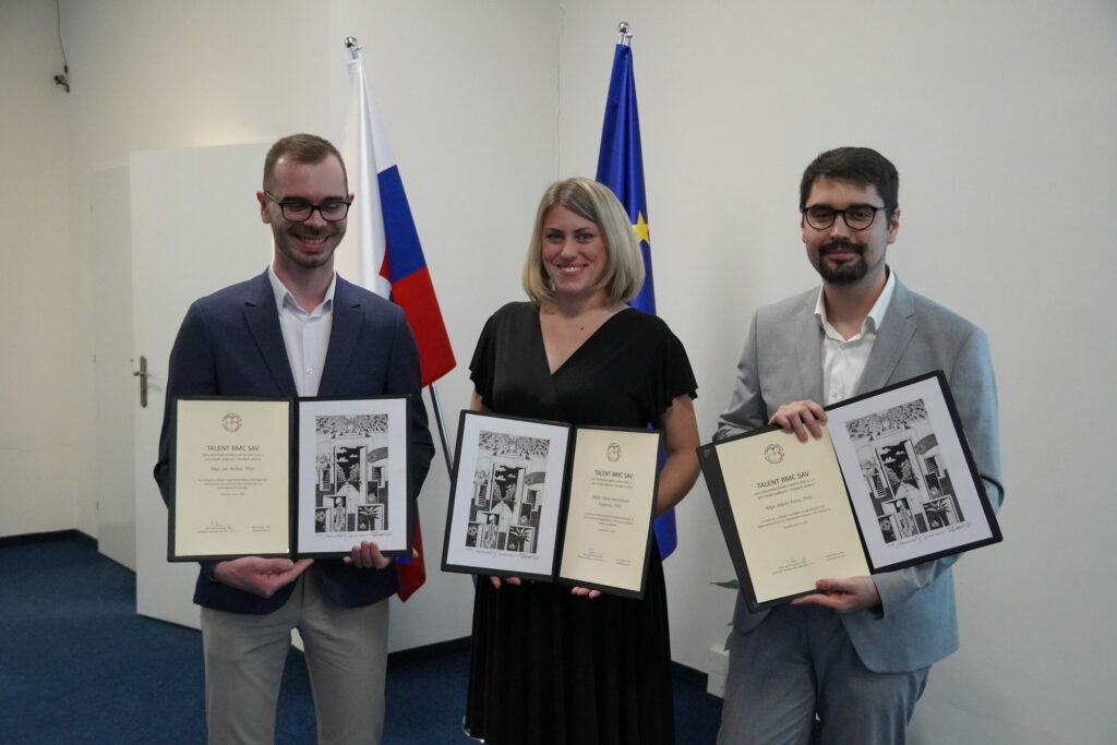 Ocenení zľava Dr. Jan Roška, Dr. Viera H...