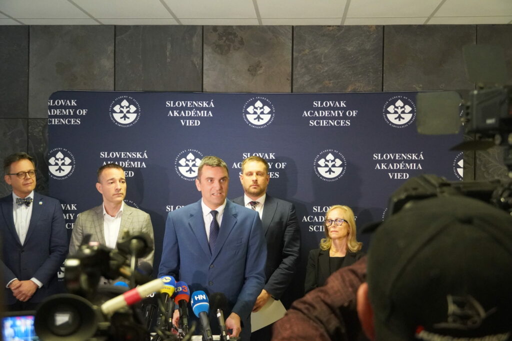 Tlačový brífing po rokovaní o analýze vakcín.