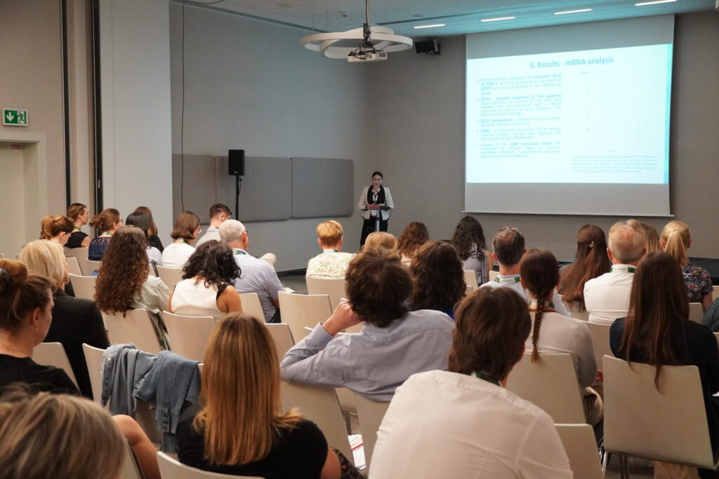 Konferencia EEMGS, pohľad na prednáškovú sálu.