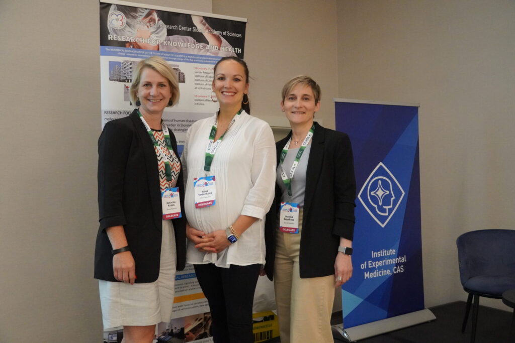 Členky organizačného výboru konferencie zľava Dr. Katarína Kozics z BMC SAV, Dr. Soňa Vodenková z Ústavu experimentálnej medicíny Akademie věd ČR a Dr. Monika Šramková z BMC SAV.