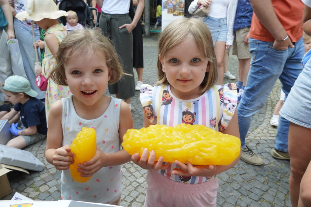 My sme SAV 2025, návštevníčky s modelmi tuku.