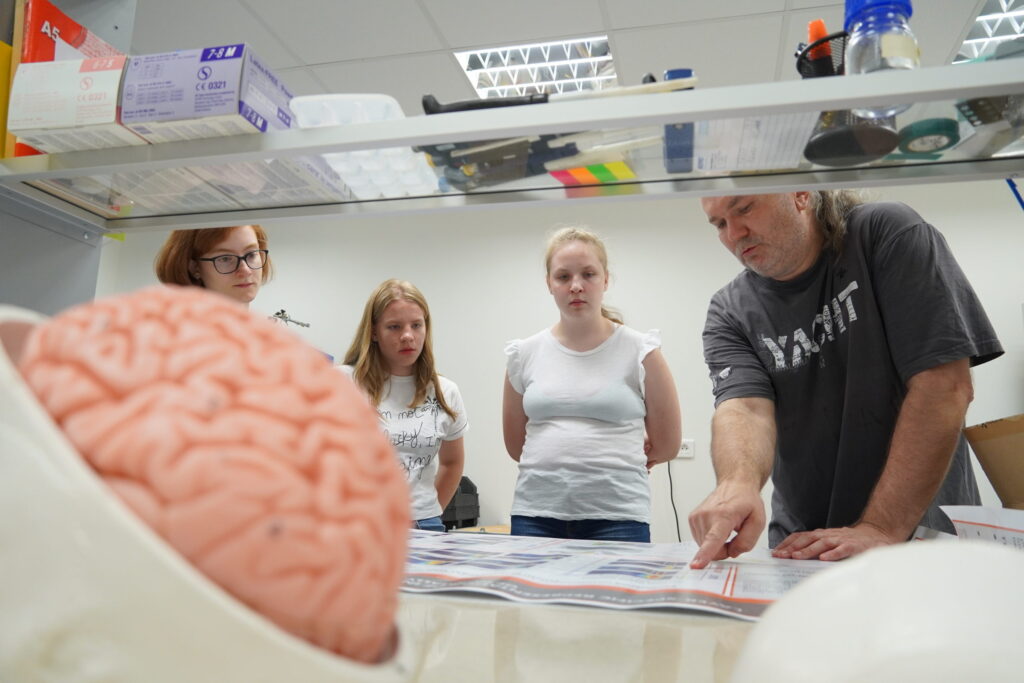 Letná škola mladých vedcov 2025 v Laboratóriu pre komplexný výskum mozgu a sluchu BMC SAV.