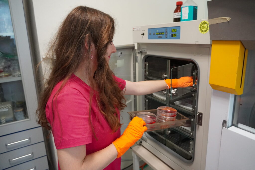 Dr. Eva Kocianová pri práci v laboratóriu.