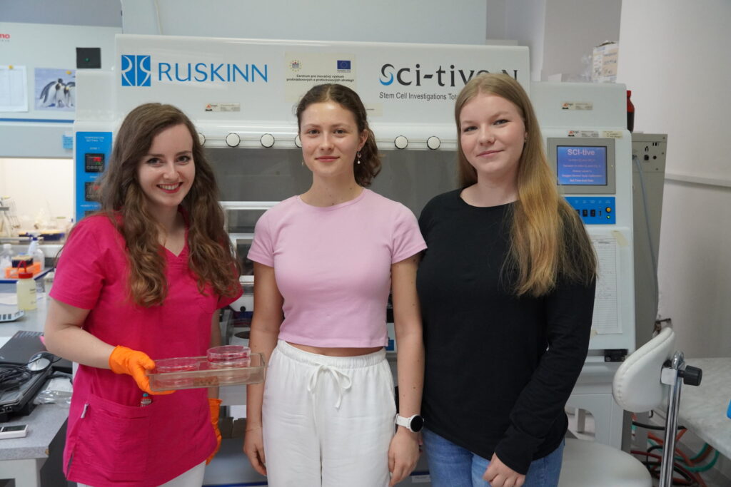 Dr. Eva Kocianová (vľavo) so stážistkami Karolínou a Hanou.