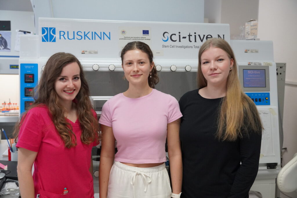 Dr. Eva Kocianová (vľavo) so stážistkami...