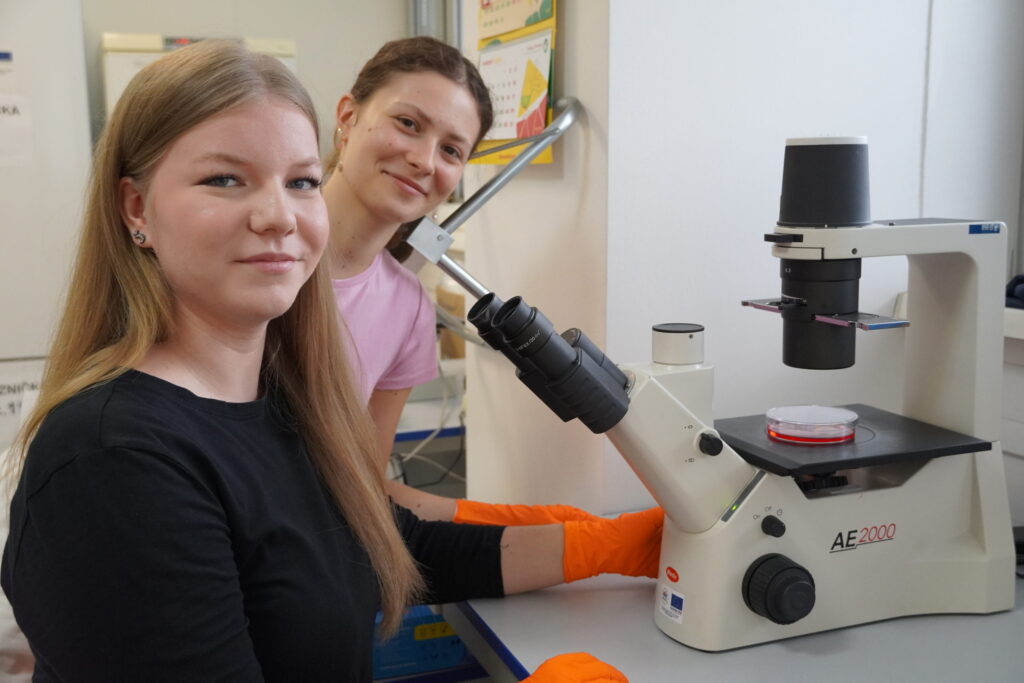 Stážistky v laboratóriu.