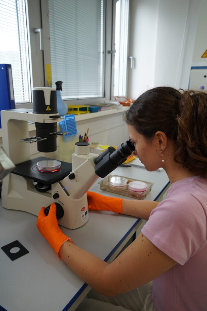 Stážistka pri práci v laboratóriu.