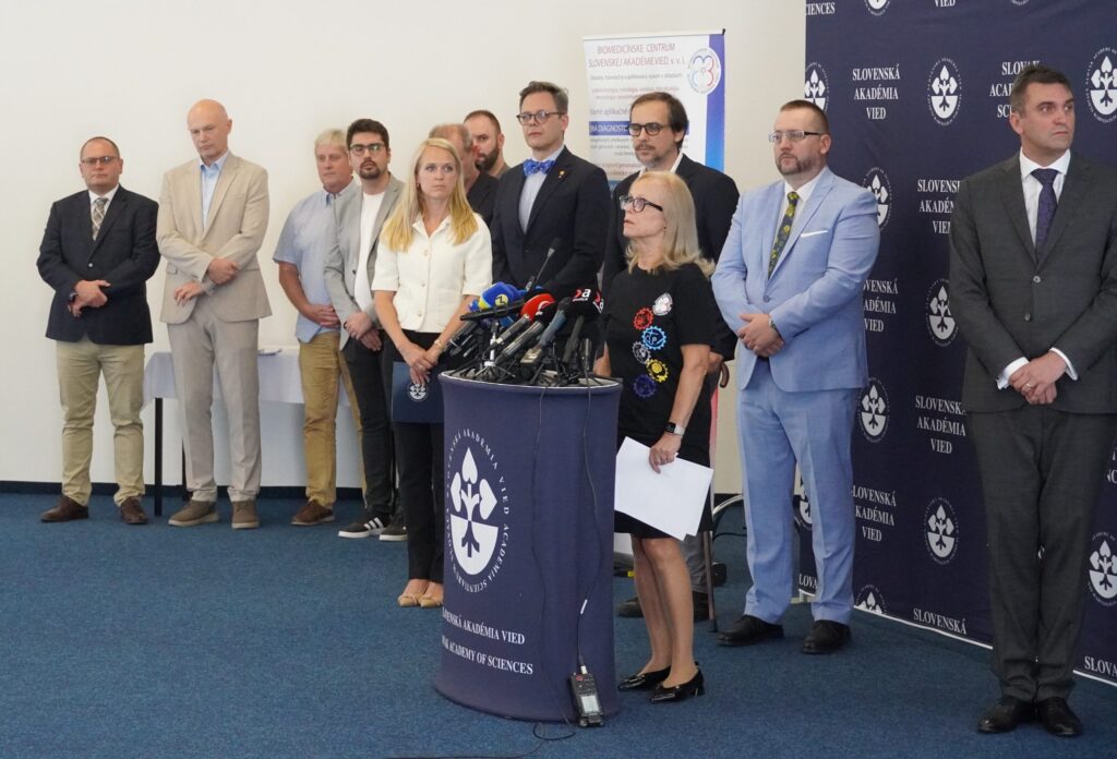 Tlačová konferencia k podrobnostiam o analýze vakcín.