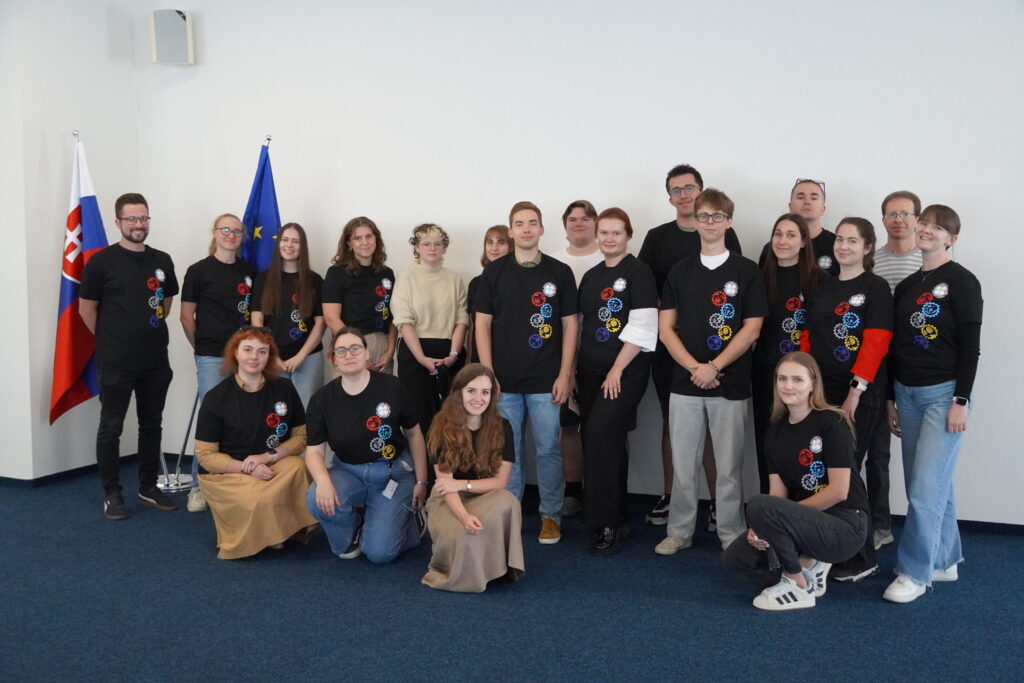 Noví doktorandi BMC SAV od septembra 2025 v tričkách BMC SAV.