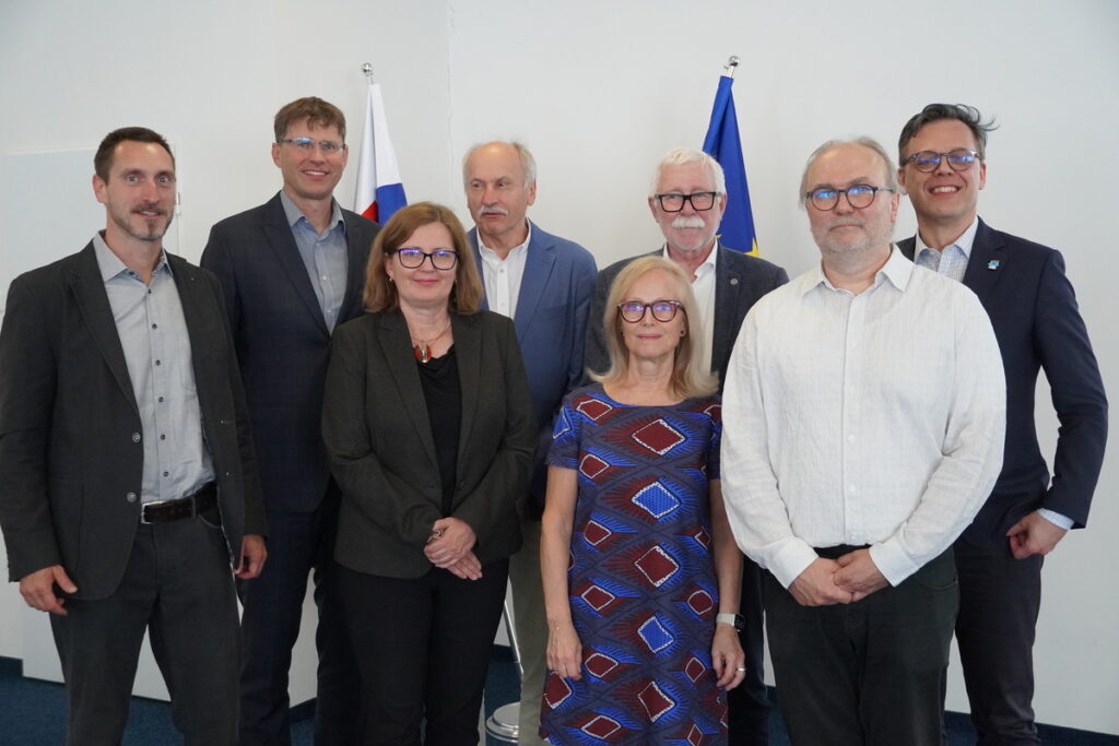 Zľava Dr. Lukáš Varga z BMC SAV a LF UK, prof. Miroslav Tedla, prednosta kliniky ORL LF UK a UNB, vedecká riaditeľka Ústavu experimentálnej endokrinológie BMC SAV Dr. Daniela Gašperíková, prof. Milan Profant z kliniky ORL LF UK a UNB, generálna riaditeľka BMC SAV prof. Silvia Pastoreková, bývalý predseda SAV prof. Pavol Šajgalík, vedúci nového laboratória Dr. Peter Hubka z BMC SAV, člen predsedníctva SAV Dr. Tomáš Hromádka.