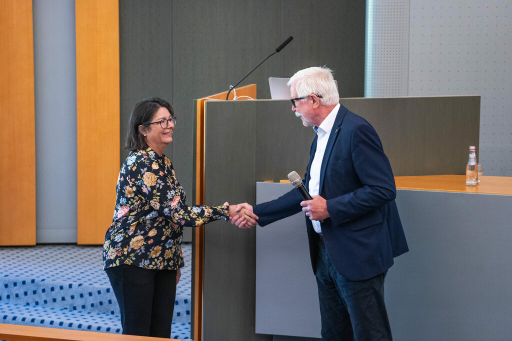 Klimatologička Maureen Raymo si podáva ruku s predsedom Predsedníctva SAV RNDr. Pavlom Šajgalíkom, DrSc.