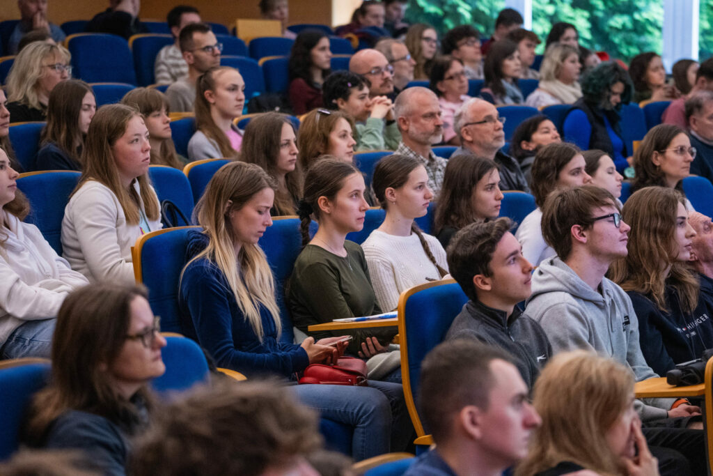 Publikum na prednáškach v Aule SAV počas festivalu Starmus.