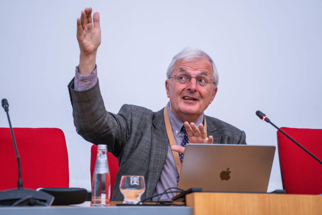 Chris Rapley, prednášajúci z festivalu Starmus počas prednášky na SAV, portrét.