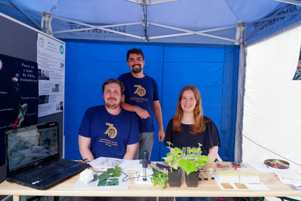 Tím z Virologického ústavu Biomedicínskeho centra SAV, v. v. i. v stánku na podujatí Víkend so SAV v Trnave.