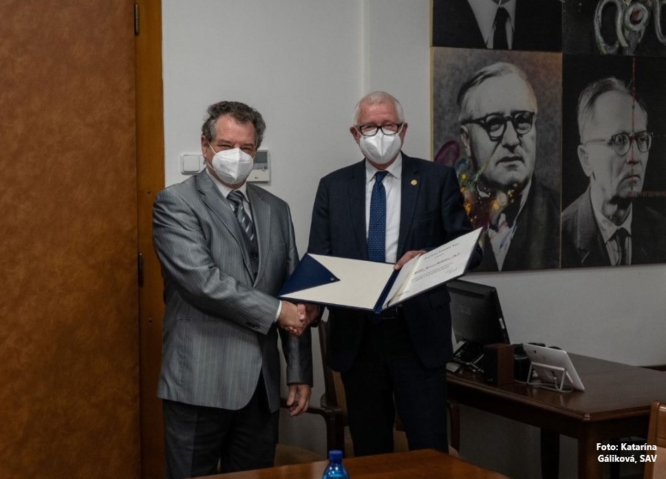 RNDr. Ján Sedlák, DrSc., bol ocenený Čestnou plaketou SAV Dionýza Blaškoviča za zásluhy v biologických vedách