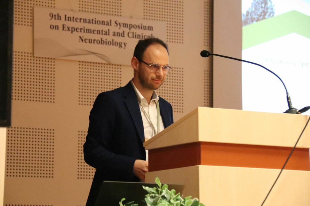 Dr. Alcino Silva, účastník konferencie o neurobiológii za rečníckym pultom.