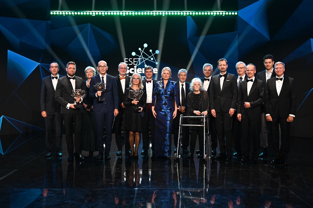 spoločná fotografia z ocenenia ESET Scie...